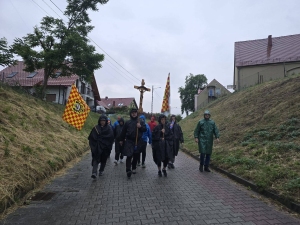 Dzień 2 – grupa pielgrzymów w drodze do Starej Góry