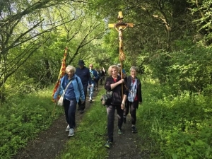 Dzień 3 – grupa pielgrzymów na trasie do Osiecznej