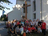 Wspólne zdjęcie z mieszkańcami parafii w Brudnowie.